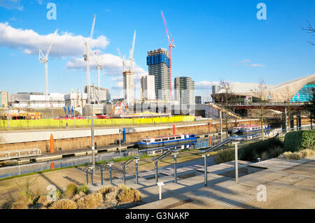 Costruire attorno agli sviluppi della Regina Elisabetta II Parco Olimpico, Stratford, Londra, Inghilterra, Regno Unito Foto Stock