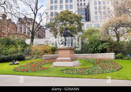 Statua di Robert Burns in Victoria Embankment Gardens, Londra, Inghilterra, Regno Unito Foto Stock