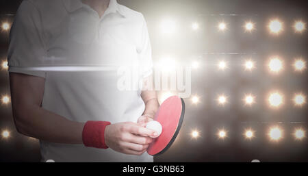 Immagine composita di atleta femminile in posa con ping pong racket Foto Stock