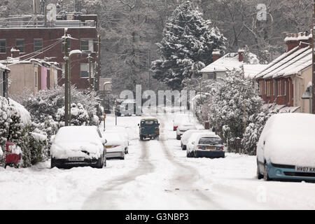 I veicoli a trazione integrale si muovono su una coperta di neve strada quando carrozze salone soggiorno parcheggiato per il giorno Foto Stock