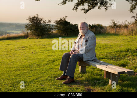 Persone anziane signore seduto sul banco in country park, Buriton, Hampshire, Inghilterra, Regno Unito, Europa Foto Stock