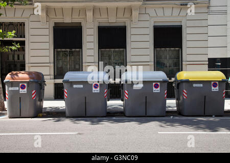 Cassonetti di raccolta sul ciglio della strada, Barcellona, in Catalogna, Spagna, Europa, PublicGround Foto Stock