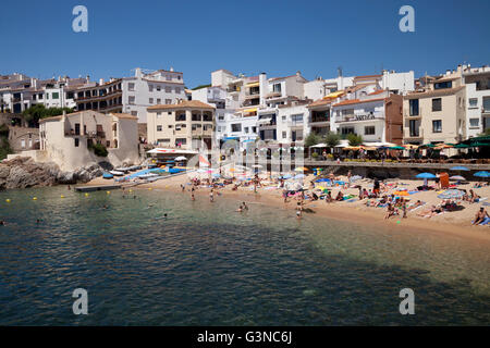 Townscape con spiaggia, Calella de Palafrugell, in Costa Brava Catalogna, Spagna, Europa, PublicGround Foto Stock