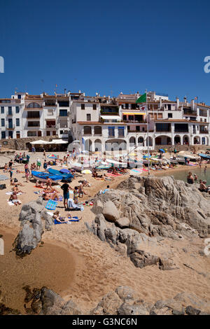 Townscape con spiaggia, Calella de Palafrugell, in Costa Brava Catalogna, Spagna, Europa, PublicGround Foto Stock