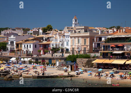 Townscape con spiaggia, Calella de Palafrugell, in Costa Brava Catalogna, Spagna, Europa, PublicGround Foto Stock