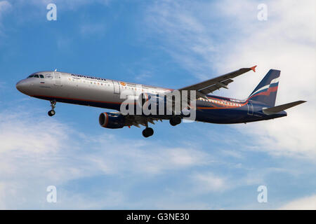 Un Aeroflot Airbus A321-200 dipinte in Manchester United colori speciali avvicinamento all Aeroporto El Prat di Barcellona, Spagna. Foto Stock