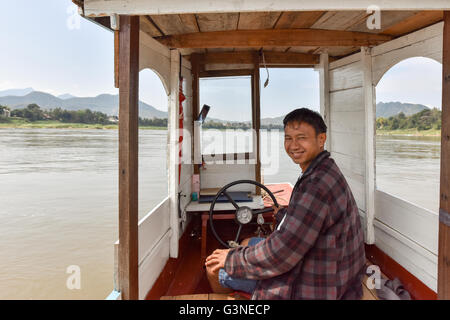 L uomo e la sua barca Melkong fiume Luang Prabang Laos Foto Stock