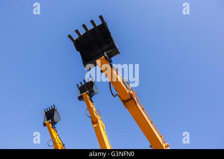 Lavori di movimento terra industriali acciaio escavatori benna macchine scomparti closeup foto astratte contro sky. Foto Stock