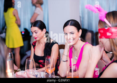 Allegro sposa e le sue damigelle hanno celebrando hen party con bevande Foto Stock