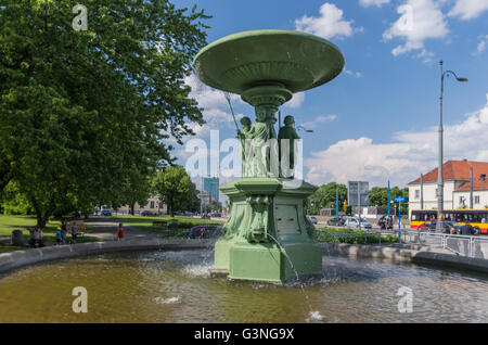 Fontana di verde nella parte anteriore del Kino Muranów (cinema Muranow), Varsavia, Polonia Foto Stock