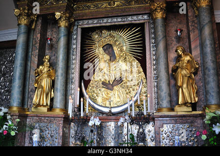 La Madonna della Porta dell Aurora è la pittura di spicco della Beata Vergine Maria a Vilnius, in Lituania. Foto Stock