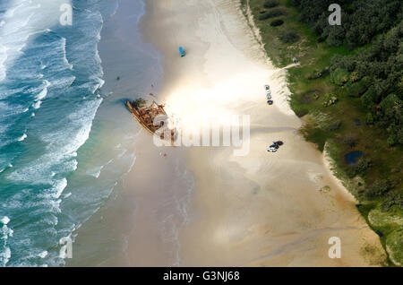 Vista aerea della impressionante SS Maheno naufragio di lusso in appoggio sulla spiaggia di Fraser Island, in Australia Foto Stock