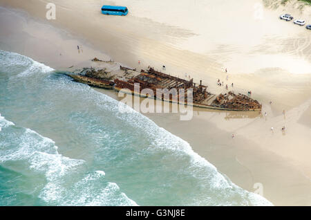 Vista aerea della impressionante SS Maheno naufragio di lusso in appoggio sulla spiaggia di Fraser Island, in Australia Foto Stock