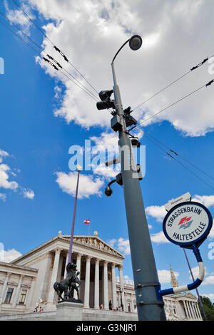 La fermata del tram di fronte al parlamento di Vienna, Austria, Europa Foto Stock