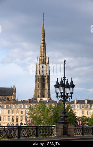 Il vecchio ponte Pont de Pierre, torre della chiesa Eglise Saint Michel, città di Bordeaux, Aquitaine, Gironde, Francia, Europa Foto Stock