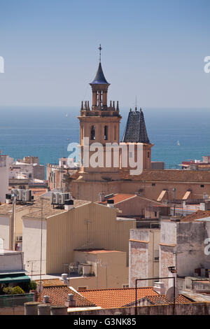 Vista sul villaggio con Església de Santa Maria la Chiesa, Arenys de Mar, Comarca del Maresme, Costa del Maresme, Catalogna, Spagna Foto Stock