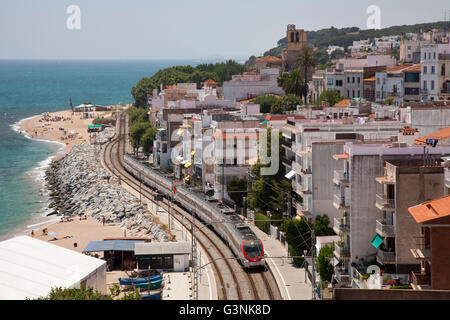 I binari della ferrovia sulla costa di Sant Pol de Mar, Comarca del Maresme, Costa del Maresme, Catalogna, Spagna, Europa, PublicGround Foto Stock