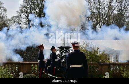 Hillsborough, Regno Unito. Xxi Aprile, 2016. Una pistola 21 Salutate ha avuto luogo nella motivazione della regina Elizabeths Irlanda del Nord Residence, Hillsborough Castle per segnare la sua maestà il novantesimo compleanno © Mark inverno/Pacific Press/Alamy Live News Foto Stock