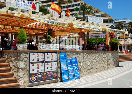 I turisti in rilassanti caffetterie sul lungomare, Benalmadena, Costa del Sol, provincia di Malaga, Andalusia, Spagna, Europa occidentale. Foto Stock