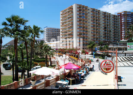 I turisti in rilassanti caffetterie sul lungomare, Benalmadena, Costa del Sol, provincia di Malaga, Andalusia, Spagna, Europa occidentale. Foto Stock