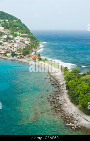 Cachacrou promontorio che si affaccia sul villaggio e sulla baia di Scotts Testa, Dominica, French West Indies, dei Caraibi e America centrale Foto Stock