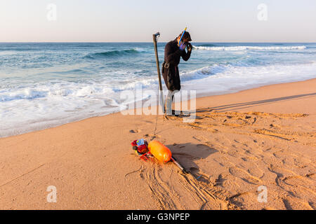 La pesca subacquea subacquei preparati pronti sulla spiaggia entrata nuotare in acque oceaniche. Foto Stock