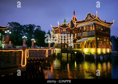 Huxinting Tea House nella notte, il Giardino di Yuyuan, Shanghai, Cina Foto Stock