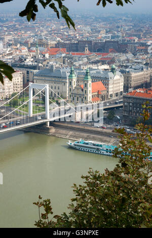 Vista panoramica del fiume Danubio e il Buda e Pest i lati della città dalla cittadella, Budapest, Ungheria Foto Stock