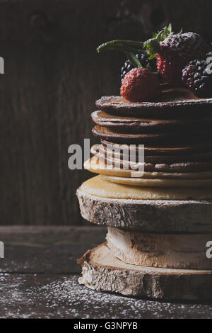 Rustico pancake con frutta organica come fragole e more su blocchi di legno Foto Stock