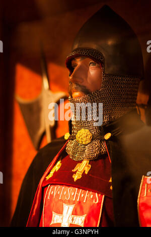 Costume manichino raffigurante un soldato vestito di corazza presso le rovine di Palazzo Reale e Re Mattia Museum sopra fiume Danubio Foto Stock