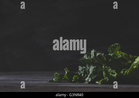 Rabarbaro fresco sul vecchio, grigio tavolo in legno Foto Stock