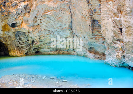 Bella native carsica sotterranea lago minerale Proval con pura acqua blu di Mashuk montagna in Pyatigorsk, Caucaso settentrionale, Foto Stock