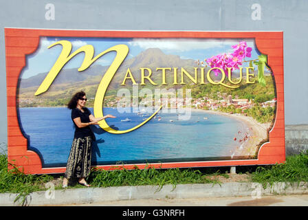 Signora in piedi nella parte anteriore della Martinica segno, Caraibi Foto Stock