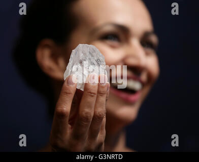 A ritrasmettere il correttore ortografico di Sotheby'S Sotheby's model Charlene Bonnithon trattiene il 1109 carat 'Lesedi La Rona' diamante, la più grande gemma-qualità diamanti grezzi scoperti negli ultimi cento anni e si prevede di recuperare $ 70 milioni di euro quando è messo all'asta da Sotheby's a Londra. Foto Stock