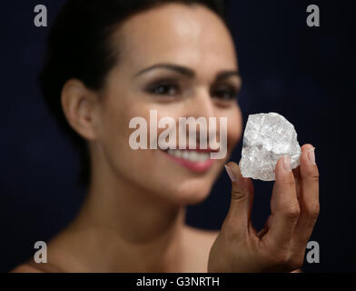 Sotheby's model Charlene Bonnithon trattiene il 1109 carat 'Lesedi La Rona' diamante, la più grande gemma-qualità diamanti grezzi scoperti negli ultimi cento anni e si prevede di recuperare $ 70 milioni di euro quando è messo all'asta da Sotheby's a Londra. Foto Stock