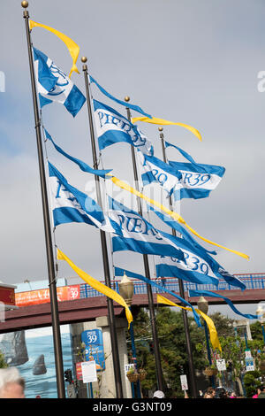 San Francisco 's Pier 39 bandiere al vento. Foto Stock