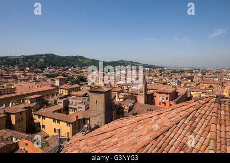 Vedute del cotto rosso sui tetti della città di Bologna Italia Foto Stock