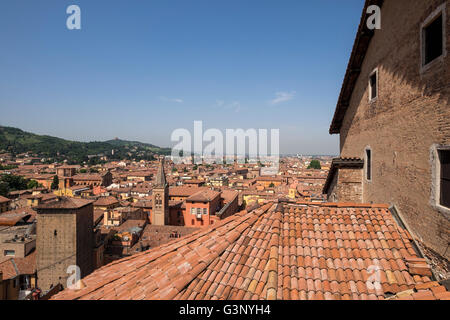 Vedute del cotto rosso sui tetti della città di Bologna Italia Foto Stock