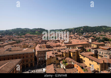 Vedute del cotto rosso sui tetti della città di Bologna Italia Foto Stock