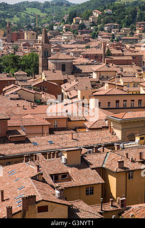 Vedute del cotto rosso sui tetti della città di Bologna Italia Foto Stock