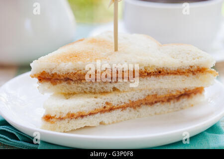 Burro di arachidi panini, toast sulla piastra bianca Foto Stock