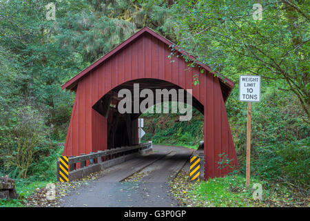 Stati Uniti d'America, Oregon, Siuslaw National Forest, North Fork Yachats ponte, costruito nel 1938, copre la forcella del nord del fiume Yachats. Foto Stock