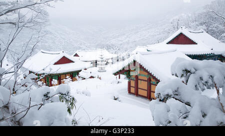 Wonhyosa, un tempio buddista, coperto di neve, Gwangju, Corea del Sud Foto Stock