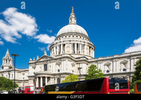 La cattedrale di san Paolo a Londra con autobus rossi, con cielo blu e bianca nuvola Foto Stock