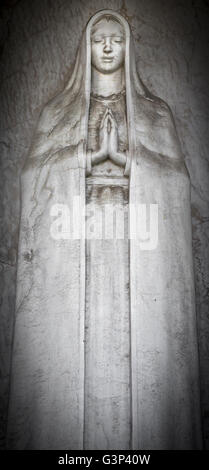 Antica statua della Vergine Maria con mani giunte Foto Stock
