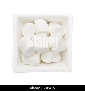 Marshmallows in una ciotola quadrata isolati su sfondo bianco Foto Stock