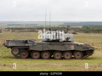 Challenger serbatoio 2 sulla formazione manovre con l'esercito britannico sulla Piana di Salisbury, Somerset. Foto Stock