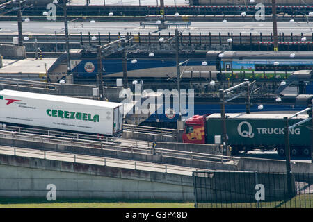 I treni il carico e lo scarico all'ingresso e uscita per l'euro tunnel a Folkestone nel Kent. Foto Stock