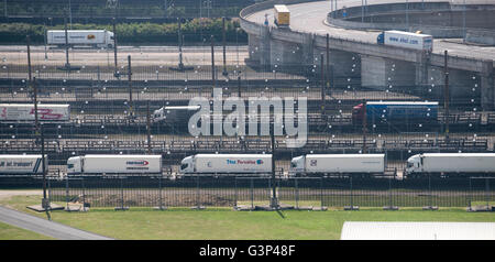 I treni il carico e lo scarico all'ingresso e uscita per l'euro tunnel a Folkestone nel Kent. Foto Stock