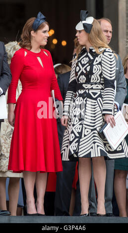 Principesse Eugenie e Beatrice frequentando il Queen's novantesimo compleanno servizio presso la Cattedrale di San Paolo a Londra. Foto Stock